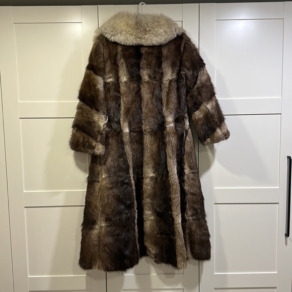 Stunning Fur Coat perfect condition Eaton - Picture 3 of 3